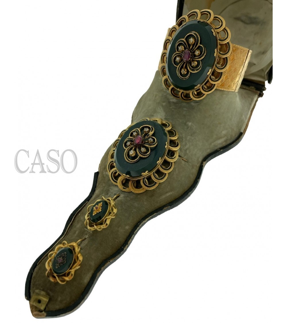 COMPLETO ANTICO IN ORO CON DIAMANTI SMALTI E DIASPRO NELLA SCATOLA ORIGINALE