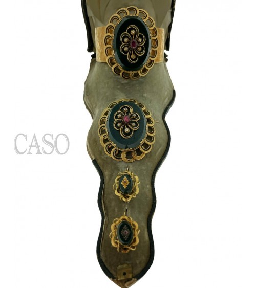 COMPLETO ANTICO IN ORO CON DIAMANTI SMALTI E DIASPRO NELLA SCATOLA ORIGINALE