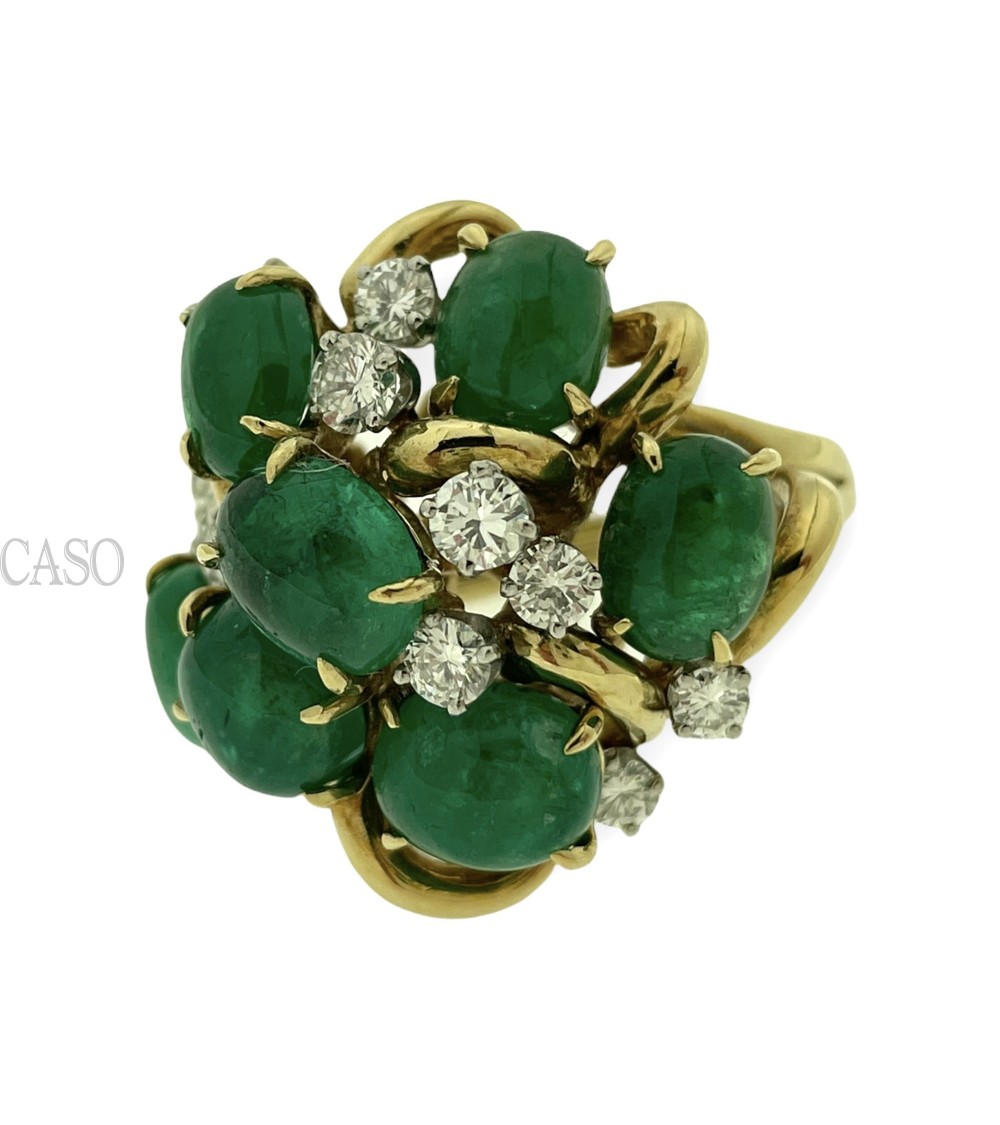 VINTAGE GOLD RING WITH CABOCHON EMERALD AND ROUND DIAMOND.
