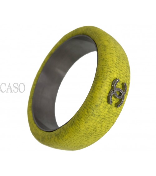 BRACCIALE CHANEL IN PELLE GIALLA CON LOGHI CC