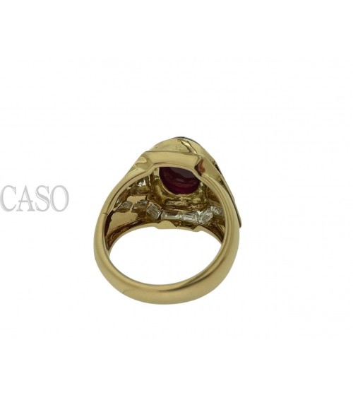 ANELLO CON RUBINO CABOCHON E DIAMANTI