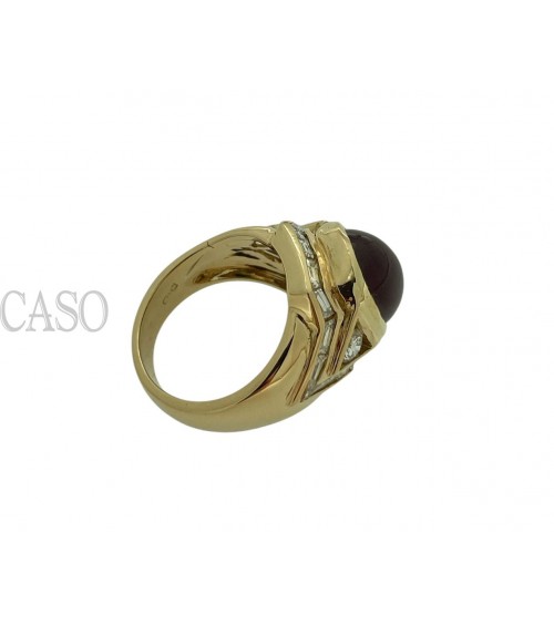 ANELLO CON RUBINO CABOCHON E DIAMANTI