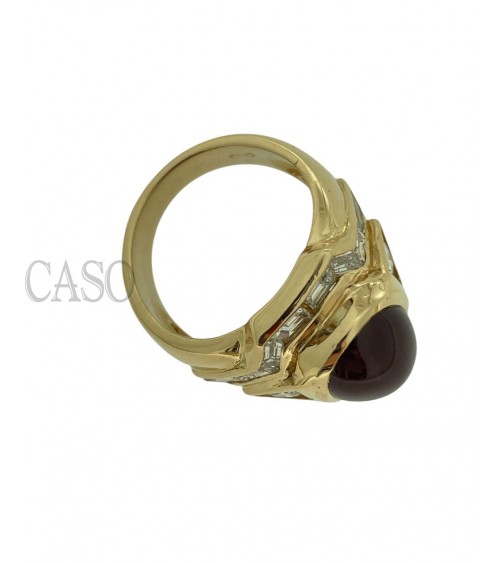 ANELLO CON RUBINO CABOCHON E DIAMANTI