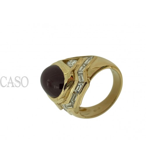 ANELLO CON RUBINO CABOCHON E DIAMANTI