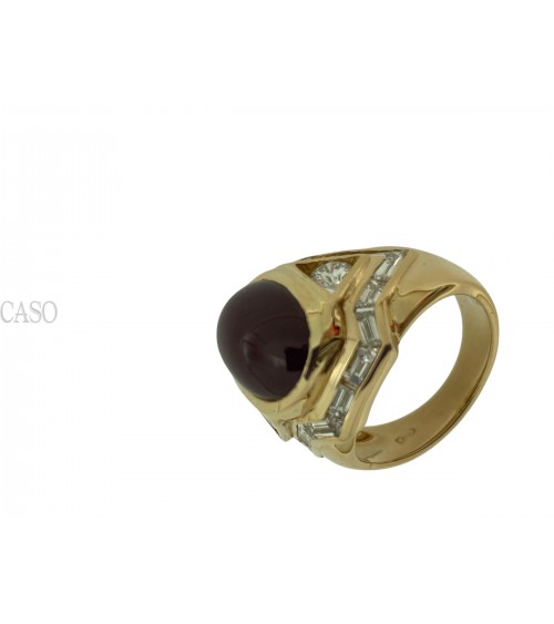 ANELLO CON RUBINO CABOCHON E DIAMANTI